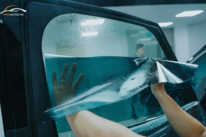 Quá trình dán phim cách nhiệt xe ô tô chính hãng tại PTOAUTO.VN