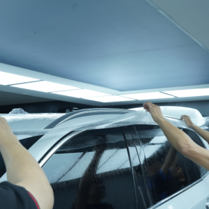 Đội thi công chuyên nghiệp dán PPF xe Volvo EC40 tại PROAUTO