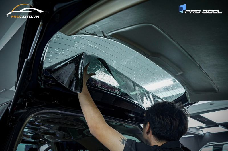 Dán film cách nhiệt ô tô chính hãng cho kính lưng