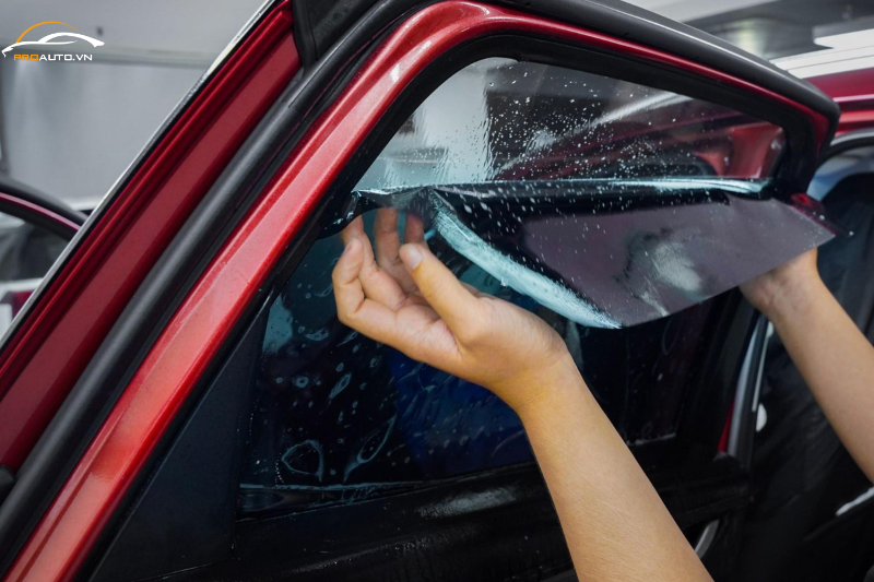 Dán phim cách nhiệt cửa kính ô tô ngăn tia tử ngoại