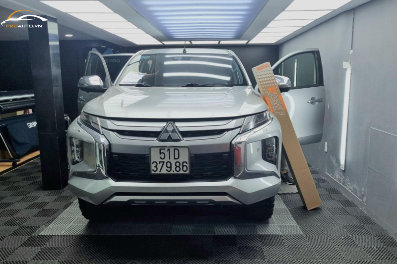 Dán phim cách nhiệt cửa kính thương hiệu ASWF xe Mitsubishi 
