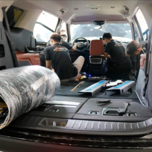 Hình ảnh thi công của kỹ thuật viên chuyên nghiệp khi lắp đặt thảm lót sàn tại PROAUTO.VN