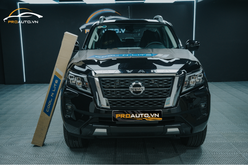 Dán phim cách nhiệt - Top 20 phụ kiện đồ chơi xe Nissan Navara 2025