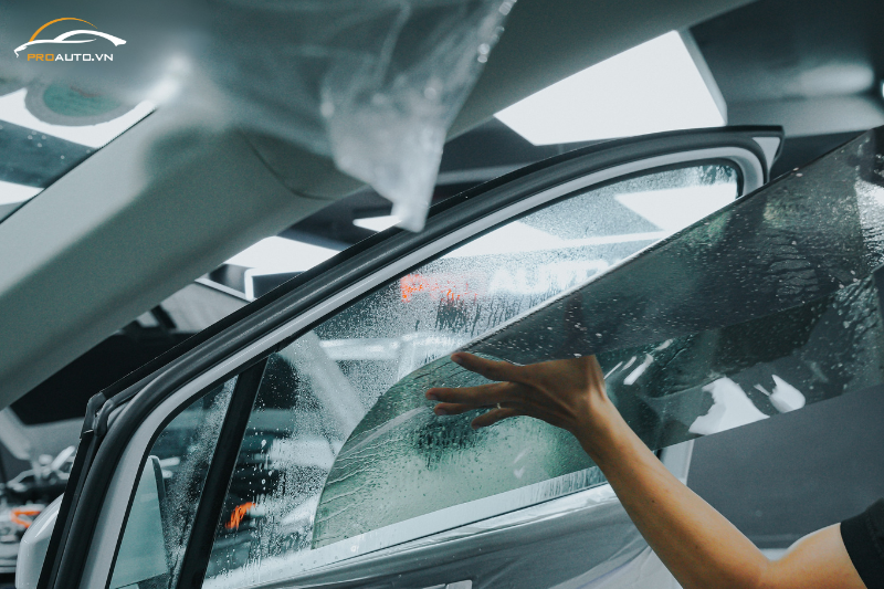 Giá phim cách nhiệt ô tô 4 chỗ thương hiệu 3M đi đôi với chất lượng