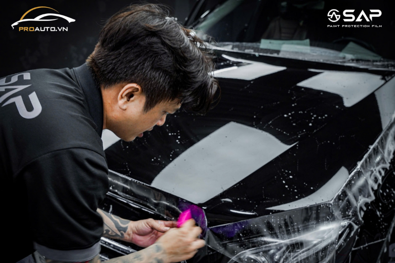Kỹ thuật viên thi công dán PPF xe Volkswagen Arteon 2025