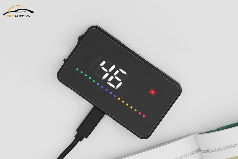 Vì sao nên lắp đặt Vietmap HUD V200 trên kính lái xe hơi