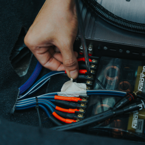 Cận cảnh lắp nguồn điện độ loa xe Volkswagen Arteon 2025