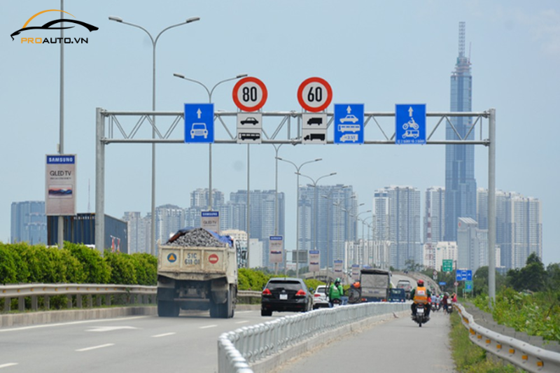 Biển báo giao thông được đặt ở vị trí nào?