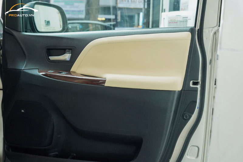 Bọc da ghế xe Nissan Navara 2025 vị trí tappi cửa tại PROAUTO.VN