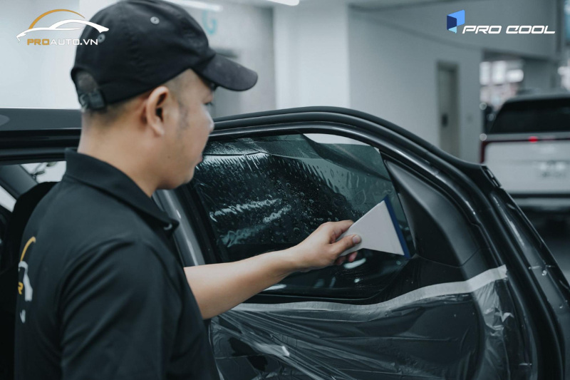 Kỹ thuật viên dán phim cách nhiệt xe Vinfast VF5 vị trí kính sườn sau
