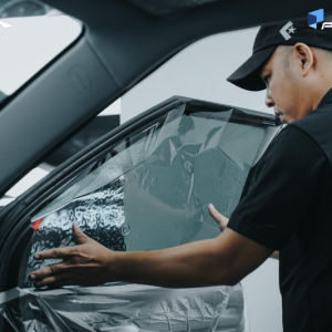 Kỹ thuật viên dán phim cách nhiệt xe Vinfast VF5 vị trí kính sườn trước