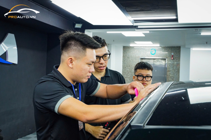 Kỹ thuật viên khóa học dán PPF ô tô chuyên nghiệp tại PROAUTO.VN