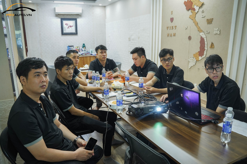 Khóa học dán phim cách nhiệt ô tô có khó không?