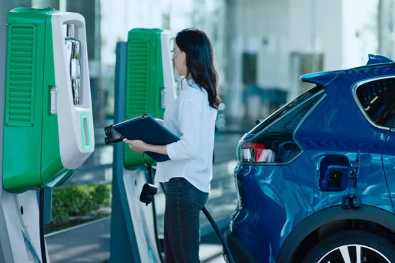 Đổ đầy nhiên liệu trước khi đi - Lái xe đường dài an toàn dịp lễ