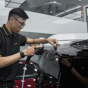 Quá trình dán PPF wrap đổi màu ô tô được thực hiện tại phòng thi công chuyên biệt