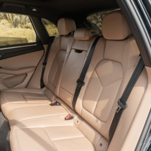 Vì sao chủ xe nên bọc da ghế Porsche?