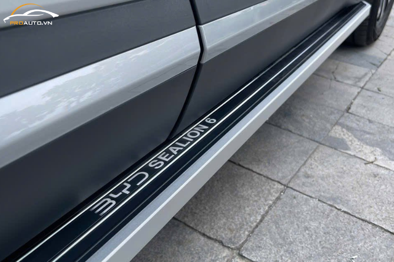 Phụ kiện đồ chơi xe điện BYD với bệ bước chân