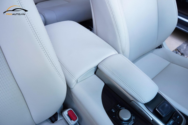 Chi phí sơn đổi màu nội thất xe có đắt không?