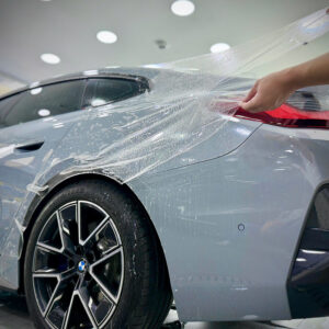 Kỹ thuật viên PROAUTO thi công PPF SAP theo quy trình chuẩn.
